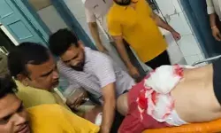 शोरूम पर बैठे बसपा नेता पर ताबड़तोड़ फायरिंग- गुर्दा निकलकर बाहर शोरूम पर बैठे बसपा नेता पर ताबड़तोड़ फायरिंग- गुर्दा निकलकर बाहर