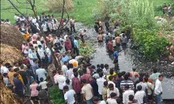 बारिश ने छीनी परिवार की खुशियां- सड़क पर पानी के बहाव में बहा बच्चा बारिश ने छीनी परिवार की खुशियां- सड़क पर पानी के बहाव में बहा बच्चा