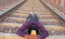 REEL के लिए ट्रैक पर सोए युवक के ऊपर से गुजरी ट्रेन- पकड़े जाते ही.. REEL के लिए ट्रैक पर सोए युवक के ऊपर से गुजरी ट्रेन- पकड़े जाते ही..