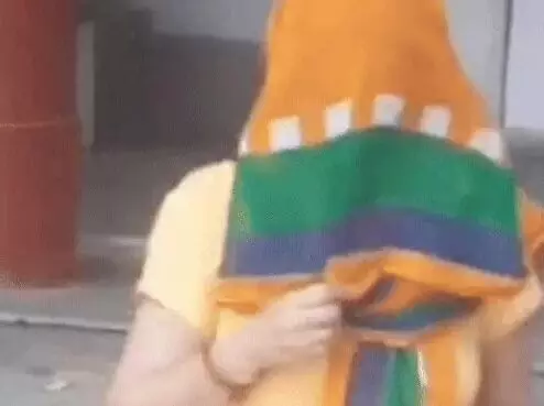 नंबर बढ़ाने का लालच देकर छात्र सेक्स संबंध- आरोपी लेडी टीचर अरेस्ट