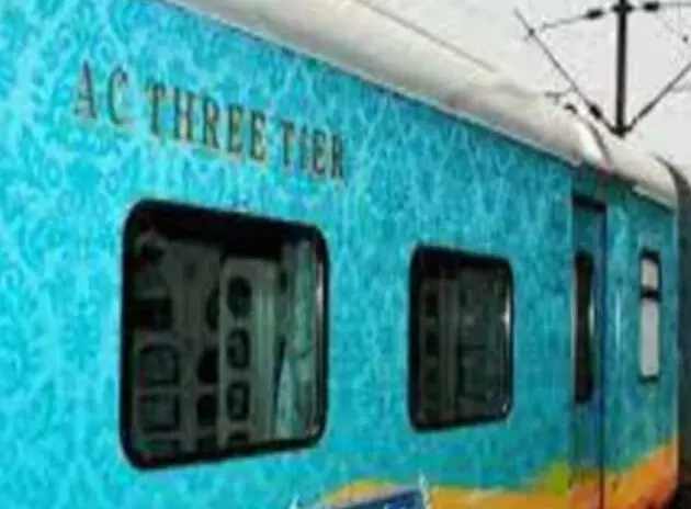 ट्रैक पर रखा लोहे का टुकड़ा- हमसफर एक्सप्रेस पलटाने की साजिश ट्रैक पर रखा लोहे का टुकड़ा- हमसफर एक्सप्रेस पलटाने की साजिश