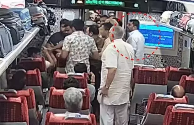 बीजेपी विधायक के समक्ष पैसेंजर की चप्पलों से पिटाई- वीडियो वायरल बीजेपी विधायक के समक्ष पैसेंजर की चप्पलों से पिटाई- वीडियो वायरल