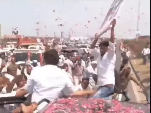 रोड शो में पूर्व सीएम की गाड़ी ने व्यक्ति को कुचला- दर्ज हुई एफआईआर रोड शो में पूर्व सीएम की गाड़ी ने व्यक्ति को कुचला- दर्ज हुई एफआईआर