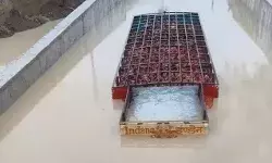 रेलवे अंडर ब्रिज में भरे पानी में सिलेंडर भरा ट्रक डूबा- SDRF ने..... रेलवे अंडर ब्रिज में भरे पानी में सिलेंडर भरा ट्रक डूबा- SDRF ने.....