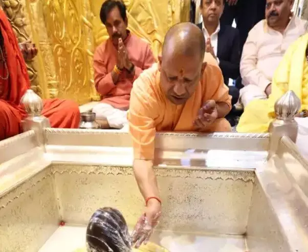काशी विश्वनाथ का योगी ने किया पंचामृत अभिषेक-लिया आशीर्वाद काशी विश्वनाथ का योगी ने किया पंचामृत अभिषेक-लिया आशीर्वाद