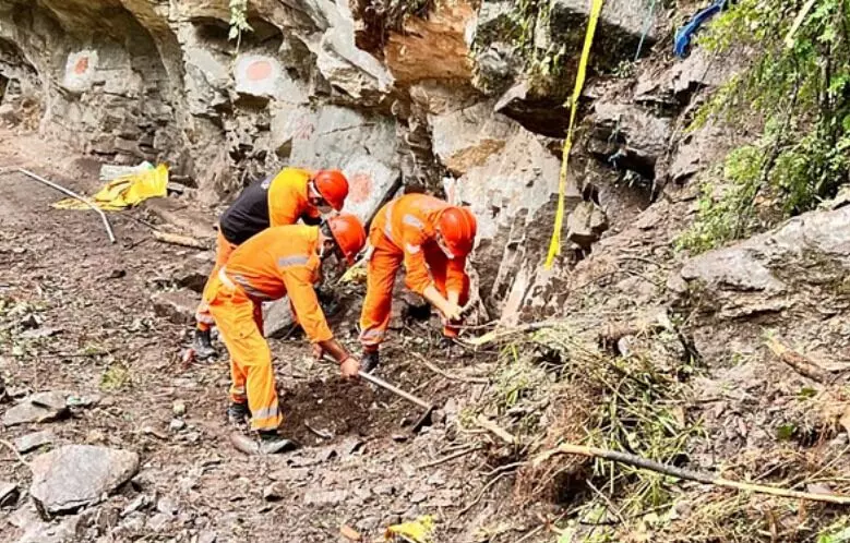 यमुनोत्री पैदल मार्ग पर लैंडस्लाइड- दबे यात्री- मलबे से 2 लाश बरामद यमुनोत्री पैदल मार्ग पर लैंडस्लाइड- दबे यात्री- मलबे से 2 लाश बरामद