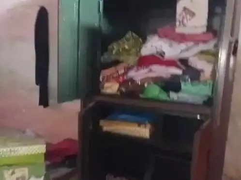 छत पर परिवार सोने में मस्त- नीचे बदमाश घर खंगालने में व्यस्त- ले गए... छत पर परिवार सोने में मस्त- नीचे बदमाश घर खंगालने में व्यस्त- ले गए...