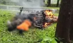 बाइक में फंसा हाई टेंशन लाइन का तार- एक ही परिवार के तीन जिंदा जले बाइक में फंसा हाई टेंशन लाइन का तार- एक ही परिवार के तीन जिंदा जले