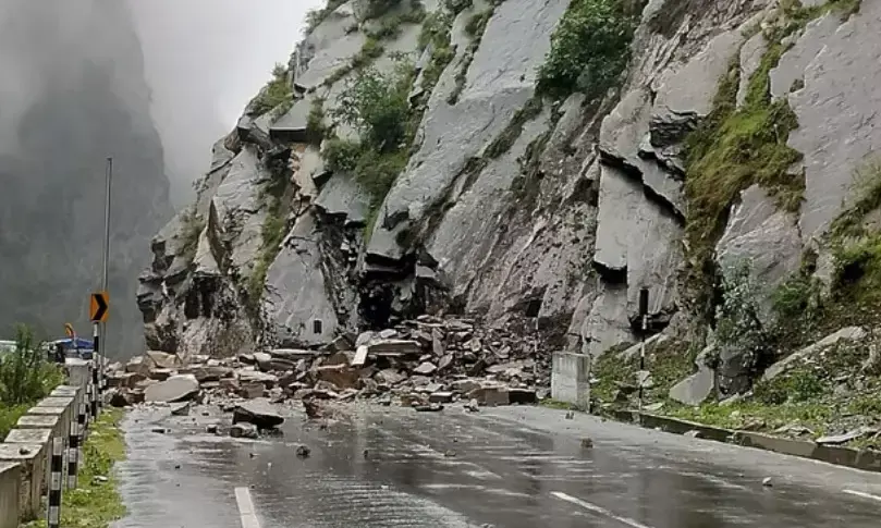 मिली राहत- हाईवे से हटाए गए बोल्डर- शुरू हुई गाड़ियों की आवाजाही