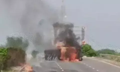 हाईवे पर केमिकल भरे टैंकर में लगी आग- जिंदा जला ड्राइवर- गाड़ी छोड़..