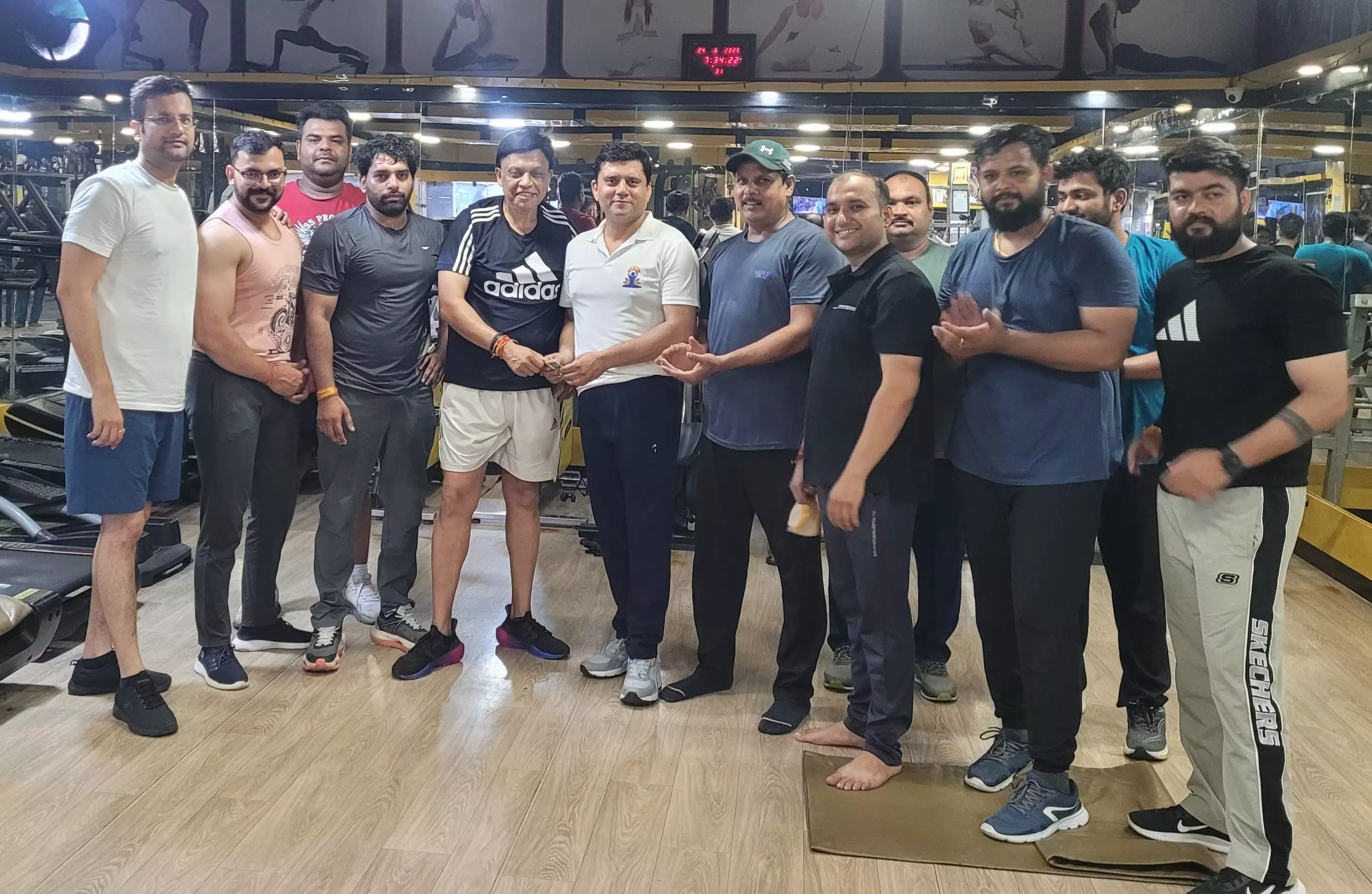 कोच की देखरेख में 17 किलो वजन घटाने वाले डॉक्टर को किया सम्मानित कोच की देखरेख में 17 किलो वजन घटाने वाले डॉक्टर को किया सम्मानित