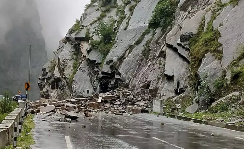 मिली राहत- हाईवे से हटाए गए बोल्डर- शुरू हुई गाड़ियों की आवाजाही