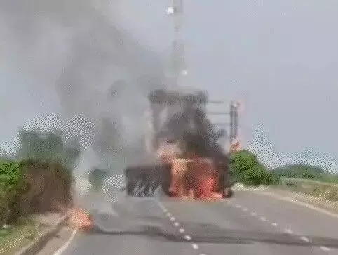 हाईवे पर केमिकल भरे टैंकर में लगी आग- जिंदा जला ड्राइवर- गाड़ी छोड़..