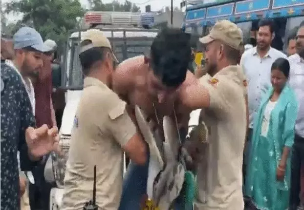 चोर को जूते की माला पहनकर शहर में घुमाया-पुलिस की गाड़ी के बोनट... चोर को जूते की माला पहनकर शहर में घुमाया-पुलिस की गाड़ी के बोनट...
