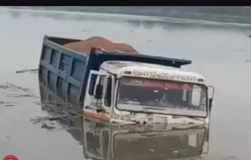 अचानक उफनाई नदी- घाट किनारे बालू लोड कर रहा डंपर डूबा- ड्राइवर.. अचानक उफनाई नदी- घाट किनारे बालू लोड कर रहा डंपर डूबा- ड्राइवर..