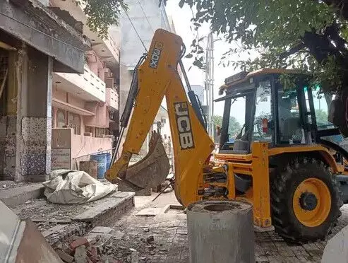 गौतस्कर के घर एवं होटल पर चला बुलडोजर- देखते ही देखते जमींदोज गौतस्कर के घर एवं होटल पर चला बुलडोजर- देखते ही देखते जमींदोज