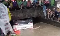 डिलीवरी के बाद घर जा रहे परिवार की कार नहर में गिरी-चार लोगों की.. डिलीवरी के बाद घर जा रहे परिवार की कार नहर में गिरी-चार लोगों की..