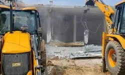 अब यहां गरजा बाबा का बुलडोजर-दर्जन भर मदरसे किए ध्वस्त अब यहां गरजा बाबा का बुलडोजर-दर्जन भर मदरसे किए ध्वस्त