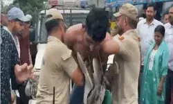 चोर को जूते की माला पहनकर शहर में घुमाया-पुलिस की गाड़ी के बोनट... चोर को जूते की माला पहनकर शहर में घुमाया-पुलिस की गाड़ी के बोनट...