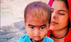 खिलौने बेचने आए परिवार पर टूटा रफ्तार का कहर- डेढ़ साल की बच्ची की मौत खिलौने बेचने आए परिवार पर टूटा रफ्तार का कहर- डेढ़ साल की बच्ची की मौत