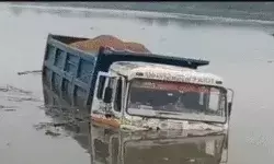 अचानक उफनाई नदी- घाट किनारे बालू लोड कर रहा डंपर डूबा- ड्राइवर.. अचानक उफनाई नदी- घाट किनारे बालू लोड कर रहा डंपर डूबा- ड्राइवर..
