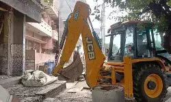 गौतस्कर के घर एवं होटल पर चला बुलडोजर- देखते ही देखते जमींदोज गौतस्कर के घर एवं होटल पर चला बुलडोजर- देखते ही देखते जमींदोज