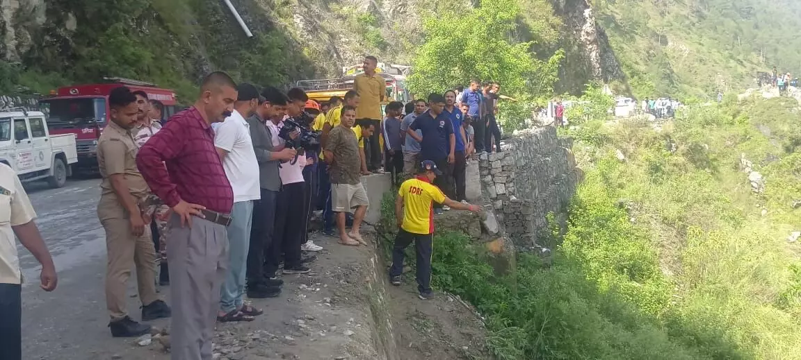 अनियंत्रित होकर यात्रियों से भरा टेंपो ट्रैवलर नदी में गिरा-दो की मौत अनियंत्रित होकर यात्रियों से भरा टेंपो ट्रैवलर नदी में गिरा-दो की मौत