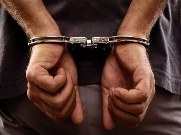फर्जी अफसर बनकर 35 लाख की ठगी करने वाला पुलिस ने दो आरोपी धर दबोचे फर्जी अफसर बनकर 35 लाख की ठगी करने वाला पुलिस ने दो आरोपी धर दबोचे