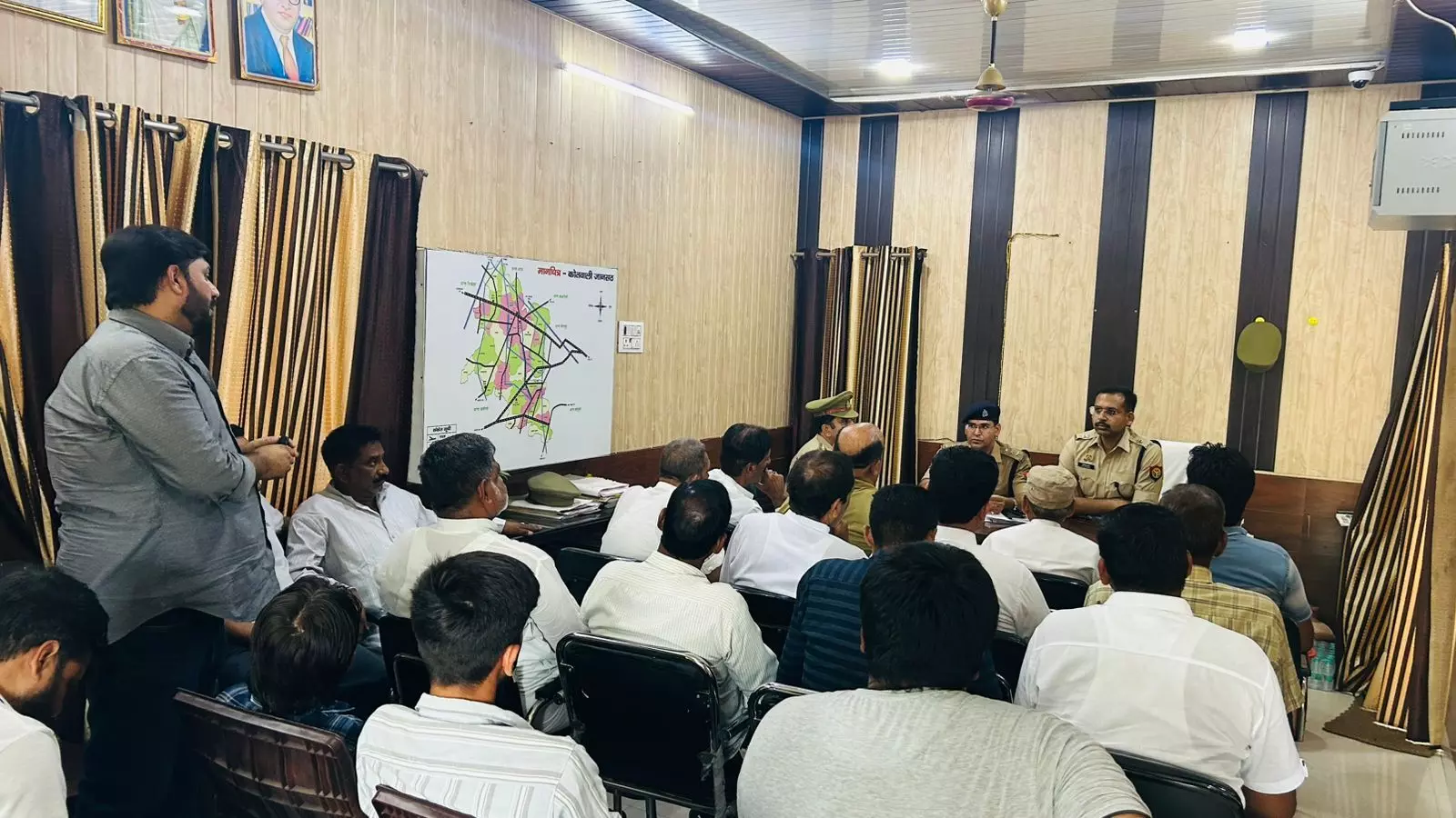 एसपी देहात ने मोहर्रम पर्व के दृष्टिगत लोगों से वार्ता कर की अपील एसपी देहात ने मोहर्रम पर्व के दृष्टिगत लोगों से वार्ता कर की अपील