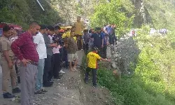 अनियंत्रित होकर यात्रियों से भरा टेंपो ट्रैवलर नदी में गिरा-दो की मौत