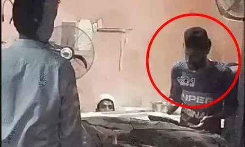 चिकन सेंटर में रोटी लजीज बनाने को लगाया थूक- ग्राहक ने बनाया वीडियो
