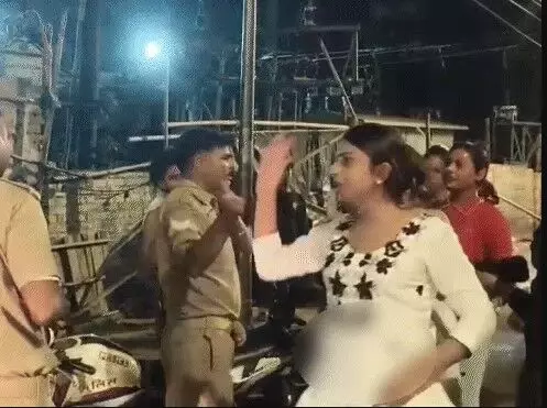 नेशनल हाईवे पर किन्नरों का नंगा नाच-न्यूड होकर दौड़ा दौड़ा कर पीटा नेशनल हाईवे पर किन्नरों का नंगा नाच-न्यूड होकर दौड़ा दौड़ा कर पीटा