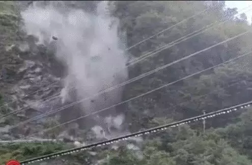 बदरीनाथ हाईवे पर फिर लैंडस्लाइड-वाहनों के साथ फंसे यात्री बदरीनाथ हाईवे पर फिर लैंडस्लाइड-वाहनों के साथ फंसे यात्री