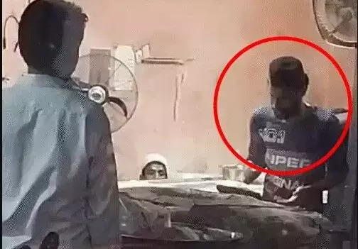 चिकन सेंटर में रोटी लजीज बनाने को लगाया थूक- ग्राहक ने बनाया वीडियो