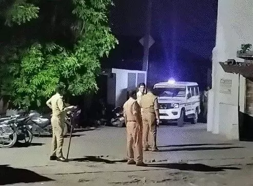 थाने के नजदीक हकीम के घर हथियारों की फैक्ट्री- दवाओं के बजाय मिले.....