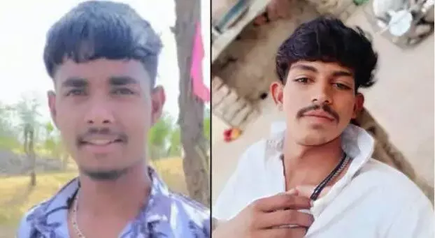 बेकाबू हुई कार पेड़ से टकराई- 2 की मौत- पेड़ के हिस्से को दूर तक....