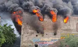 फैक्ट्री में अचानक लगी भयंकर आग - 22 गाड़ियां बुझाने में जुटी फैक्ट्री में अचानक लगी भयंकर आग - 22 गाड़ियां बुझाने में जुटी