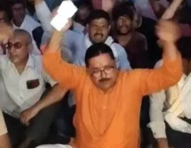 तार जोड़ने खंभे पर चढ़े बिजली कर्मी उछलकर नीचे गिरे- बिजली घर पर.... तार जोड़ने खंभे पर चढ़े बिजली कर्मी उछलकर नीचे गिरे- बिजली घर पर....