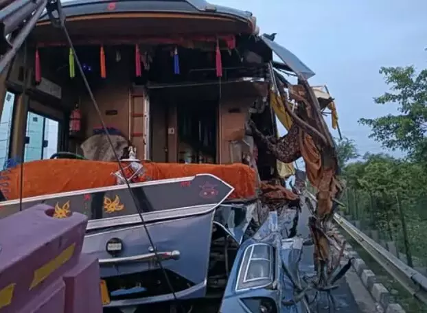 एक्सप्रेस वे पर आगे जा रहे ट्रक से टकराई बस- उडे परखच्चे- मौके पर ही..