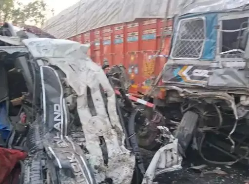 डिवाइडर पर चढ़ने के बाद सामने से आ रहे ट्रक से भिडा डंपर- मौके पर.... डिवाइडर पर चढ़ने के बाद सामने से आ रहे ट्रक से भिडा डंपर- मौके पर....
