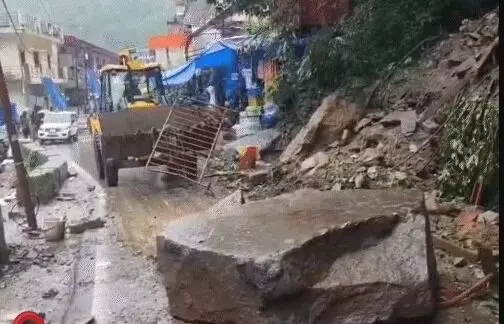 लैंडस्लाइड के चलते केदारनाथ हाईवे फिर हुआ बंद-रास्ते में फंसी गाड़ियां