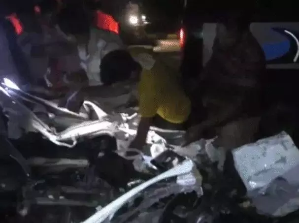 हाईवे पर RTO दफ्तर के सामने हादसा- खड़े कैंटर में घुसी कार-RTO की..... हाईवे पर RTO दफ्तर के सामने हादसा- खड़े कैंटर में घुसी कार-RTO की.....