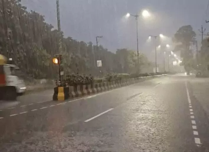 स्मार्ट सिटी के कलेक्ट्रेट एवं नगर निगम में घुसा पानी- लोगों को बंद... स्मार्ट सिटी के कलेक्ट्रेट एवं नगर निगम में घुसा पानी- लोगों को बंद...