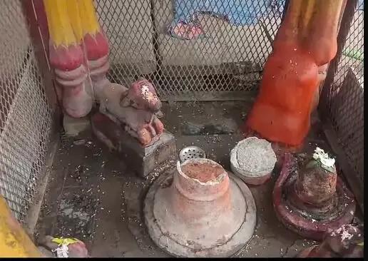 मंदिरों पर टूटा असामाजिक तत्वों का कहर- भगवान की मूर्तियां....