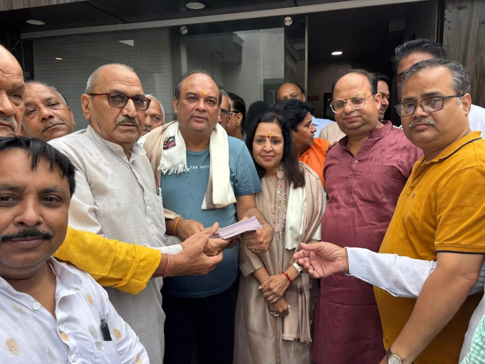 मंत्री, चेयरपर्सन का लोगो ने बरसो पुरानी मांग पूर्ण कराने पर जताया आभार मंत्री, चेयरपर्सन का लोगो ने बरसो पुरानी मांग पूर्ण कराने पर जताया आभार
