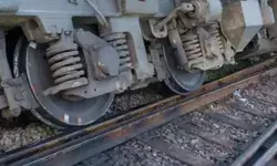 अब यहां रेलगाड़ी हुई बेपटरी- पैसेंजर ट्रेन ट्रैक से उतरी- तेज आवाज... अब यहां रेलगाड़ी हुई बेपटरी- पैसेंजर ट्रेन ट्रैक से उतरी- तेज आवाज...