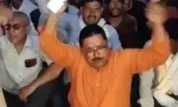 तार जोड़ने खंभे पर चढ़े बिजली कर्मी उछलकर नीचे गिरे- बिजली घर पर....