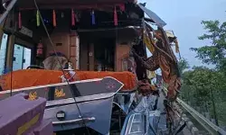 एक्सप्रेस वे पर आगे जा रहे ट्रक से टकराई बस- उडे परखच्चे- मौके पर ही.. एक्सप्रेस वे पर आगे जा रहे ट्रक से टकराई बस- उडे परखच्चे- मौके पर ही..