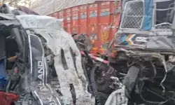 डिवाइडर पर चढ़ने के बाद सामने से आ रहे ट्रक से भिडा डंपर- मौके पर....