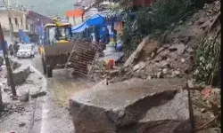 लैंडस्लाइड के चलते केदारनाथ हाईवे फिर हुआ बंद-रास्ते में फंसी गाड़ियां लैंडस्लाइड के चलते केदारनाथ हाईवे फिर हुआ बंद-रास्ते में फंसी गाड़ियां